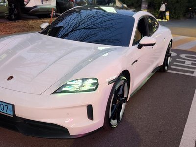 2025 Porsche TAYCAN photo 9