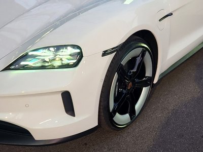 2025 Porsche TAYCAN photo 5