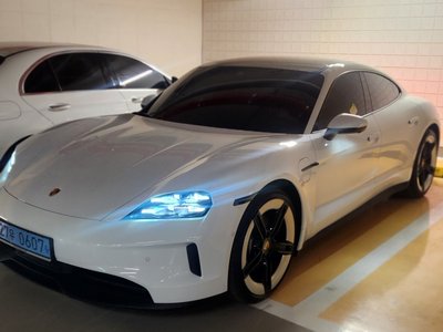 2025 Porsche TAYCAN photo 1