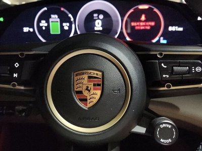 2025 Porsche TAYCAN thumbnail 16