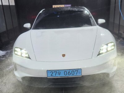2025 Porsche TAYCAN photo 4