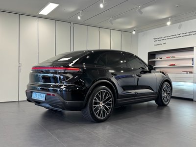 PORSCHE MACAN - 4