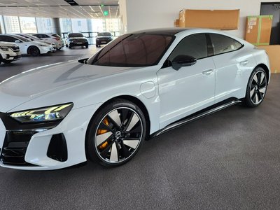 AUDI E-TRON GT - 5