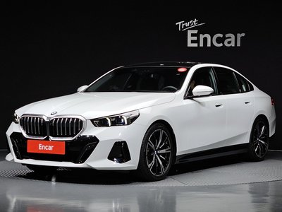 2026 BMW 5 SERIES 照片 1