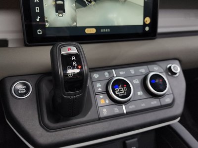 LAND ROVER DEFENDER - 9