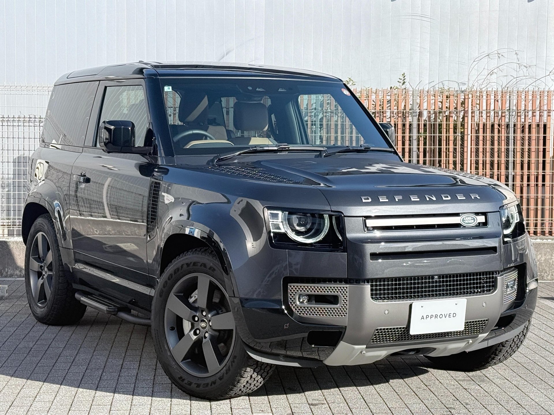 LAND ROVER DEFENDER - View 1