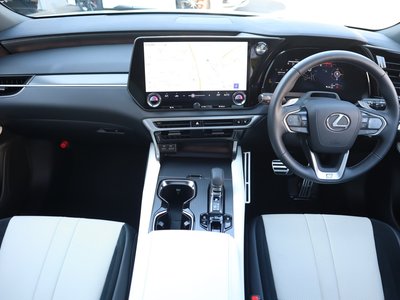 صورة 8 لـ 2025 Lexus RX