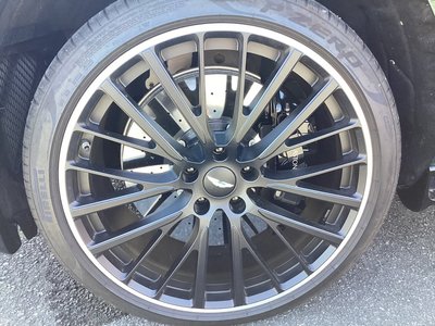 ASTON MARTIN DBX - 9