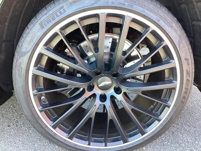 ASTON MARTIN DBX - 10