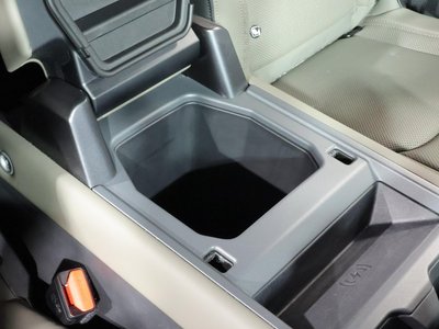 LAND ROVER DEFENDER - 8