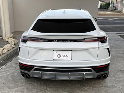 LAMBORGHINI URUS - 4