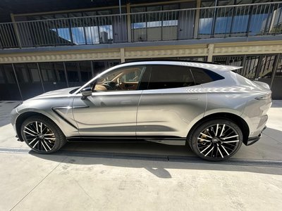 ASTON MARTIN DBX - 8