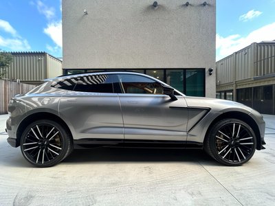 ASTON MARTIN DBX - 4