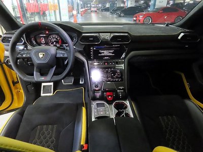 LAMBORGHINI URUS - 10