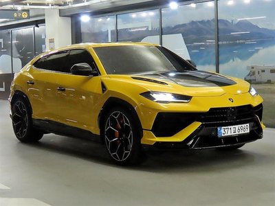 LAMBORGHINI URUS - 1
