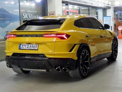 LAMBORGHINI URUS - 3