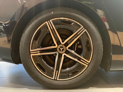 MERCEDES-BENZ EQE - 10