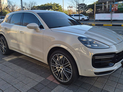 2023 Porsche CAYENNE photo 2