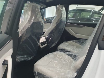 TESLA MODEL Y - 7