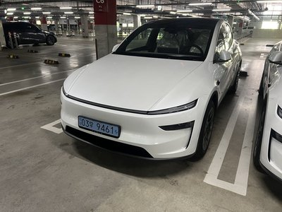 TESLA MODEL Y - 3