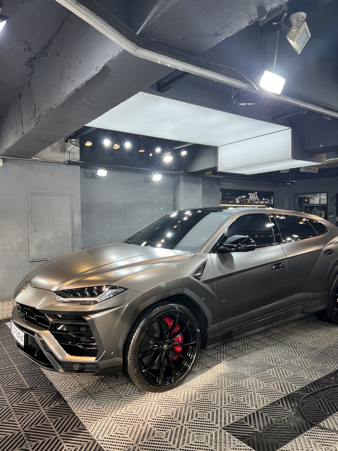 LAMBORGHINI URUS - View 1
