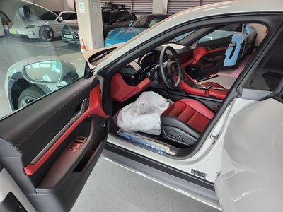 2025 Porsche TAYCAN 照片 10