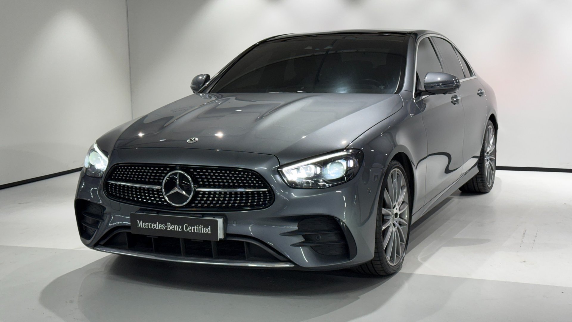 MERCEDES-BENZ E-CLASS - View 1