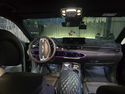 صورة 10 لـ 2023 Genesis GV70