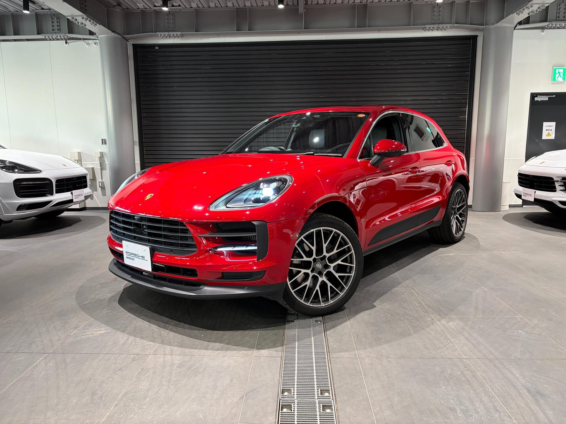 PORSCHE MACAN - View 1