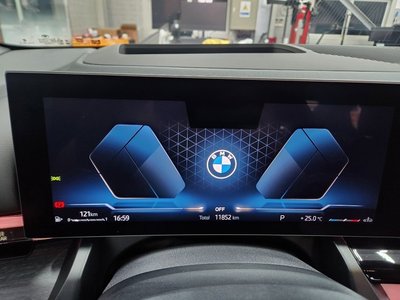 2025 BMW 5 SERIES — фото 3