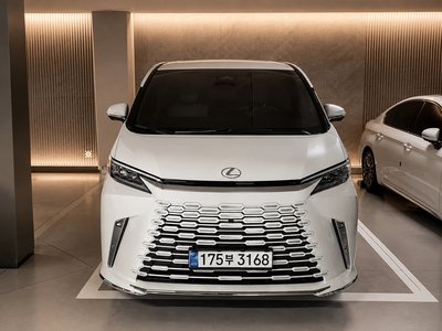 صورة 1 لـ 2025 Lexus LM
