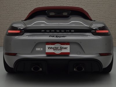 PORSCHE 718 SPYDER - 8