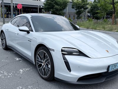 2021 Porsche TAYCAN photo 4