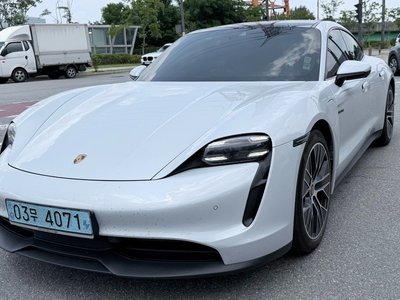 2021 Porsche TAYCAN photo 2