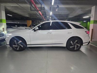 صورة 2 لـ 2024 Genesis GV70