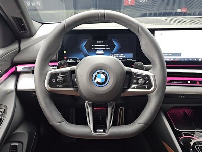2025 BMW 5 SERIES — миниатюра 19