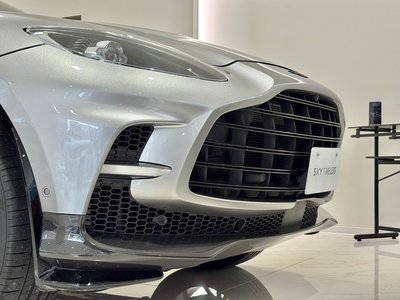 ASTON MARTIN DBX - 6