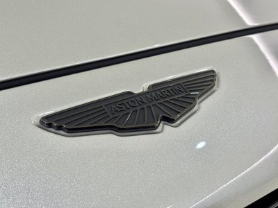 ASTON MARTIN DBX - 8