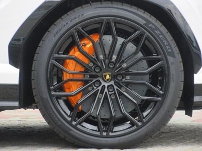 LAMBORGHINI URUS - 4