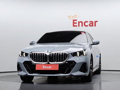 2025 BMW 5 SERIES — фото 2