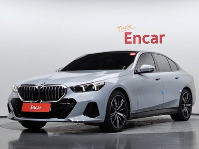 2025 BMW 5 SERIES — фото 1