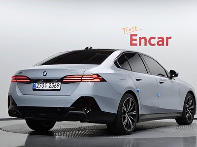 2025 BMW 5 SERIES — фото 3