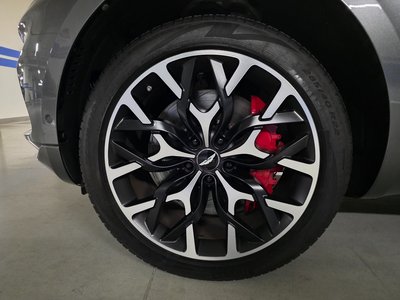 ASTON MARTIN DBX - 7