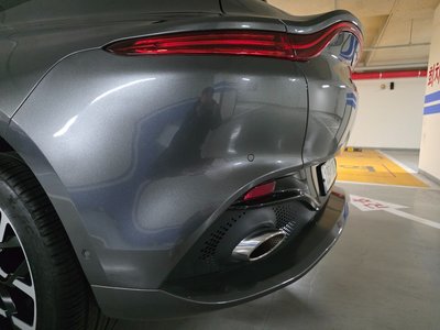 ASTON MARTIN DBX - 5