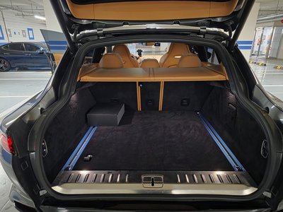 ASTON MARTIN DBX - 10