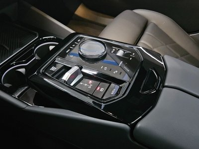 2025 BMW 5 SERIES — фото 9