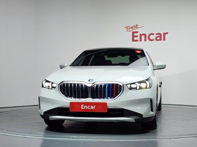 2025 BMW 5 SERIES — фото 2