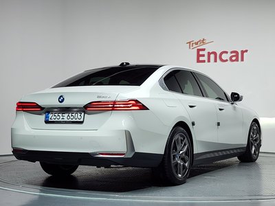 2025 BMW 5 SERIES — фото 4