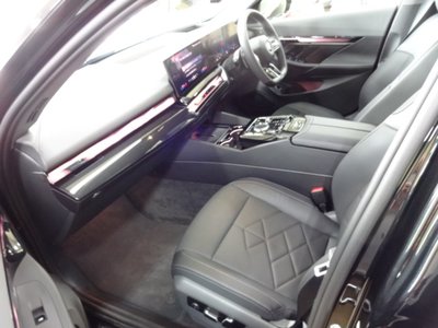2025 BMW 5 SERIES 缩略图 12