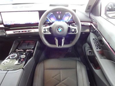 2025 BMW 5 SERIES 缩略图 11